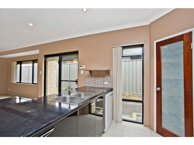 39 Reginald Way, Queens Park WA 6107