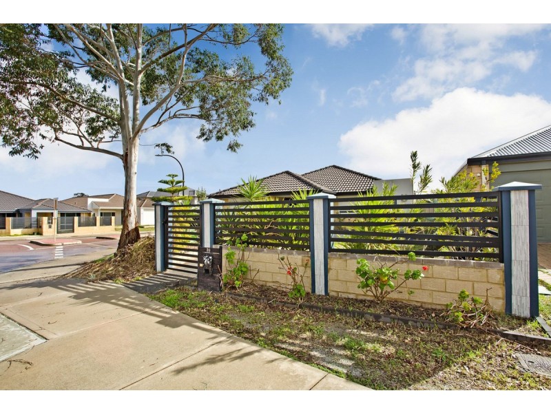 39 Reginald Way, Queens Park WA 6107