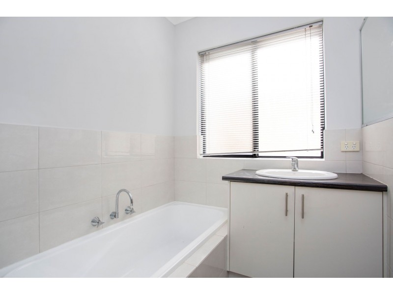 4/11 Bolton Way, Darch WA 6065