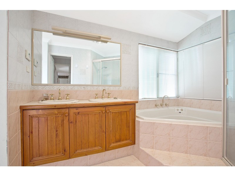 11 Heathfield Drive, Landsdale WA 6065