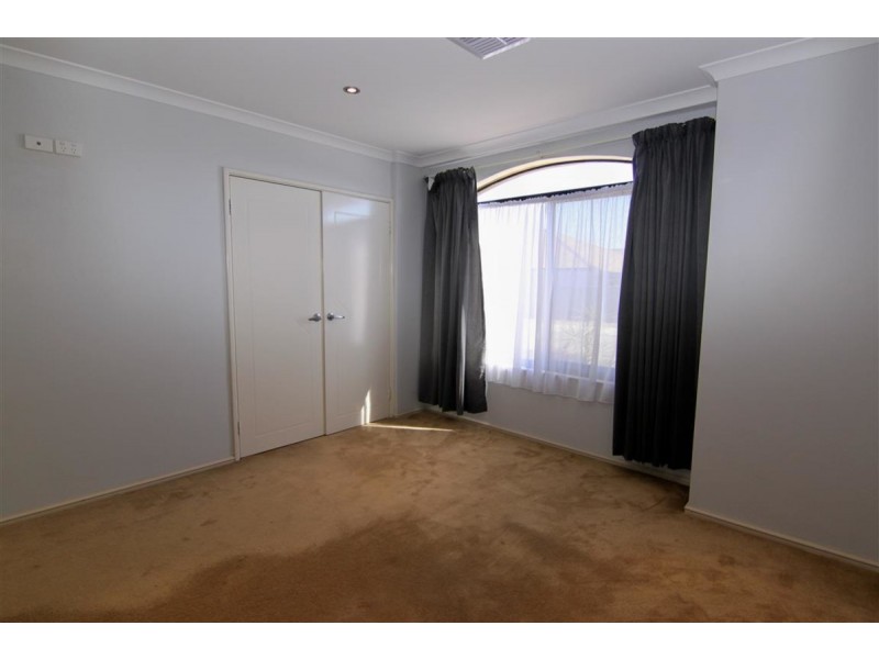 4 Hillsdale Rise, Darch WA 6065