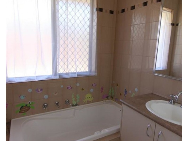 4 Hillsdale Rise, Darch WA 6065