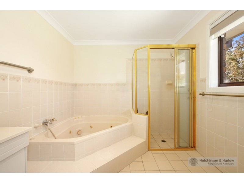 2 Rosecommon Avenue, Armidale NSW 2350