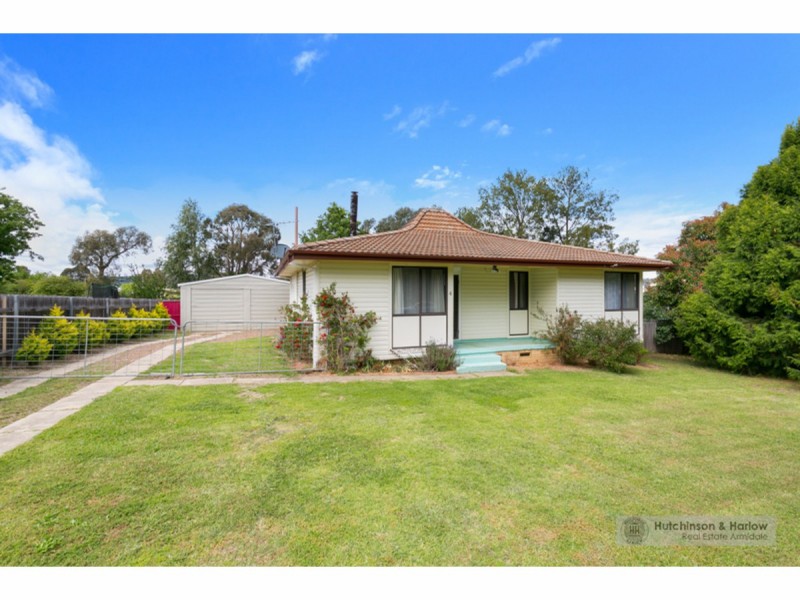 4 P G Love Avenue, Armidale NSW 2350