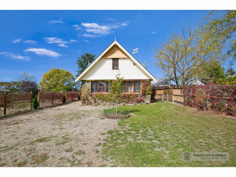 2 Everett Street, Uralla NSW 2358