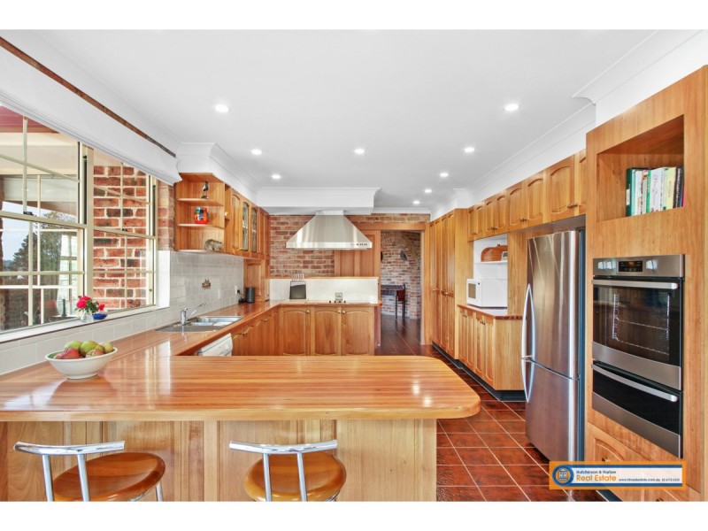 33 Bishop Crescent, Armidale NSW 2350