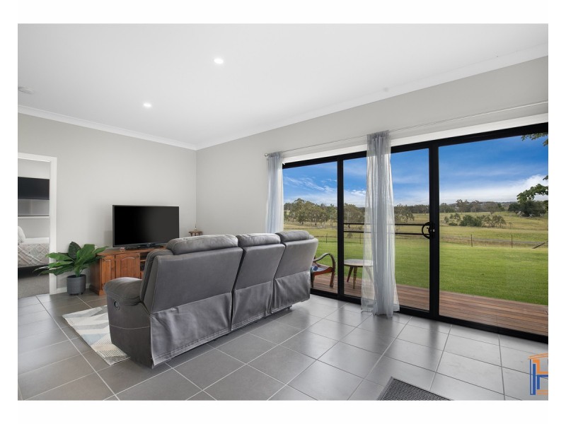 16 Highlands  Road, Armidale NSW 2350