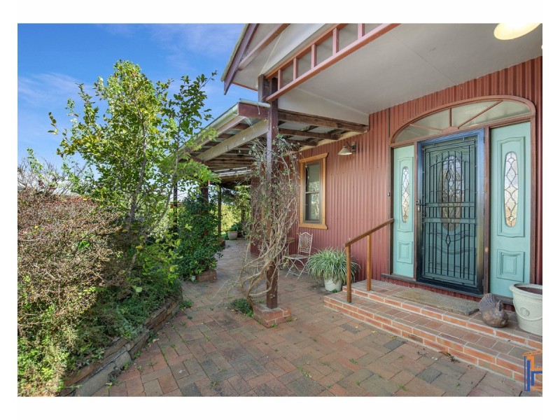 22 Crest Road, Armidale NSW 2350