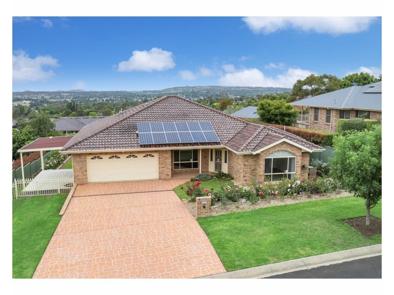 16 McCarthy Crescent, Armidale NSW 2350