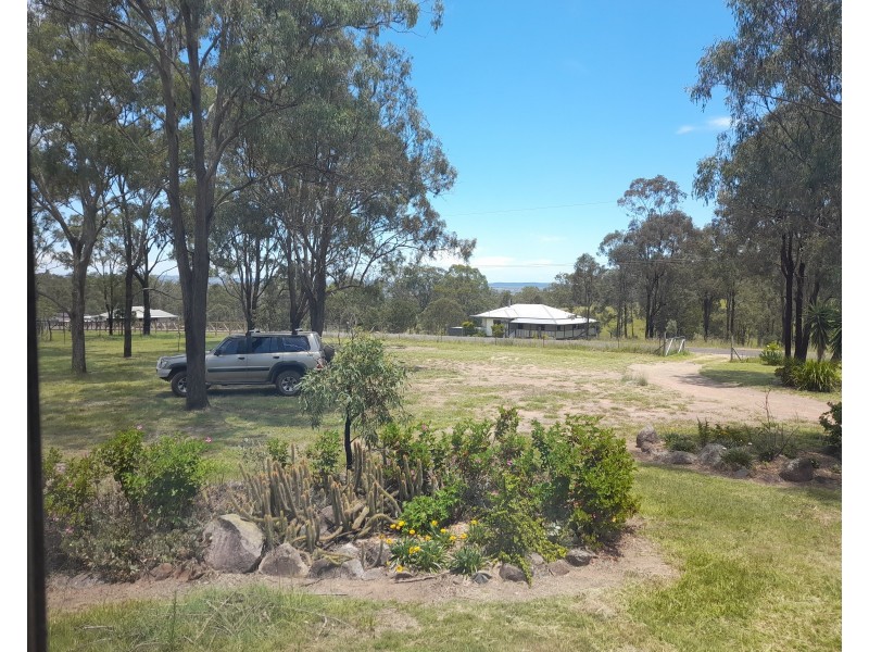 27 Stretton Drive, Blackbutt QLD 4306