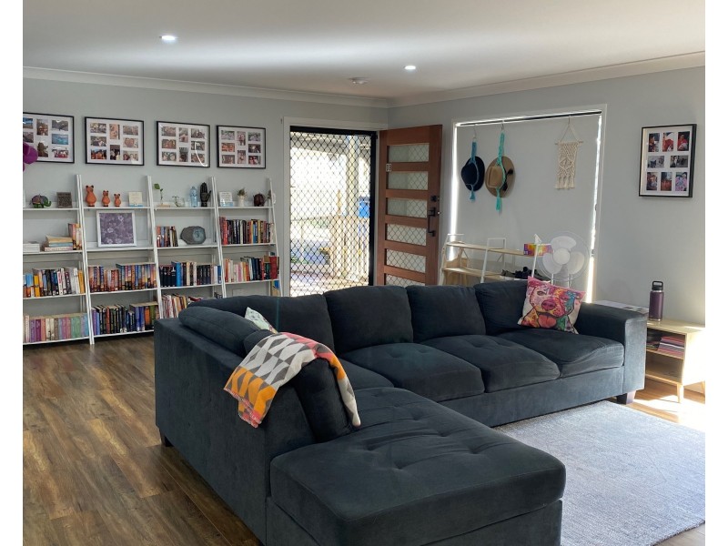 8 Hawthorne Street, Nanango QLD 4615