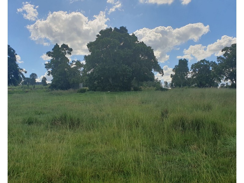 2  Bowman Road, Blackbutt QLD 4306