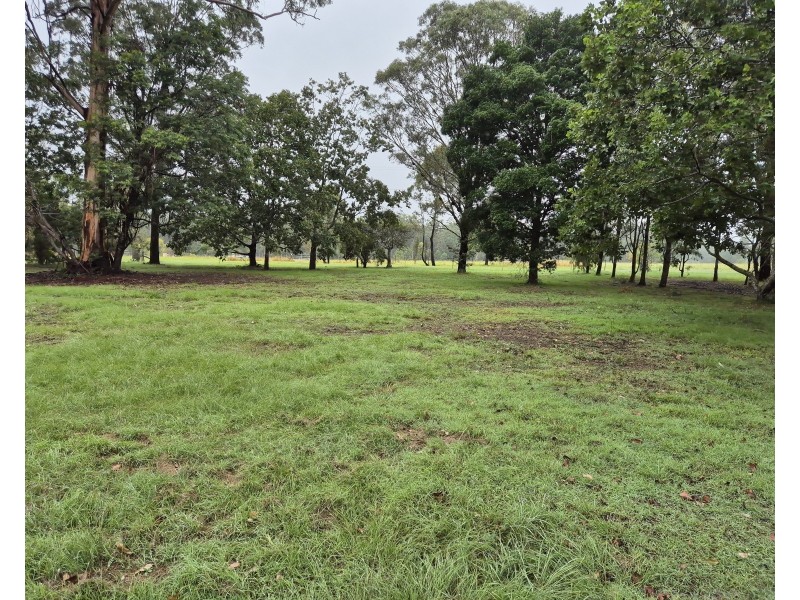 325  Crumpton Drive, Blackbutt North QLD 4306