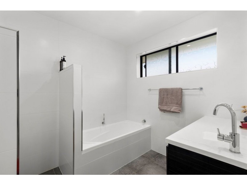 15 Seaview Parade, Elanora QLD 4221