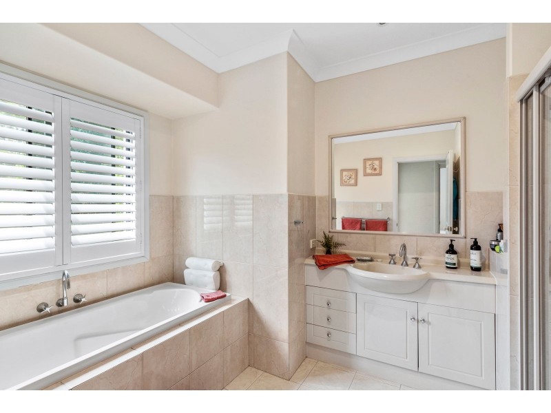 8 Acmena Court, Elanora QLD 4221