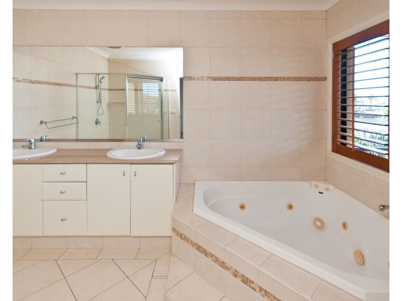 5 Staysail Crescent, Clear Island Waters QLD 4226