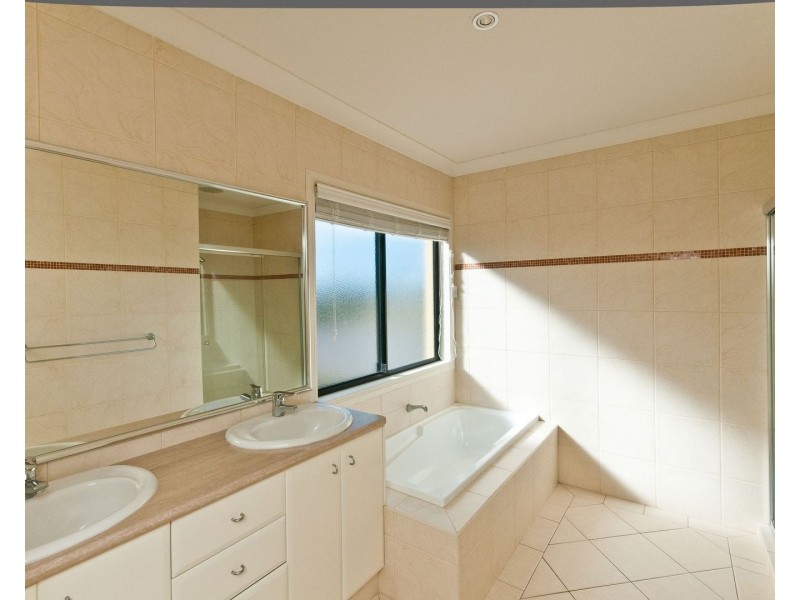 5 Staysail Crescent, Clear Island Waters QLD 4226