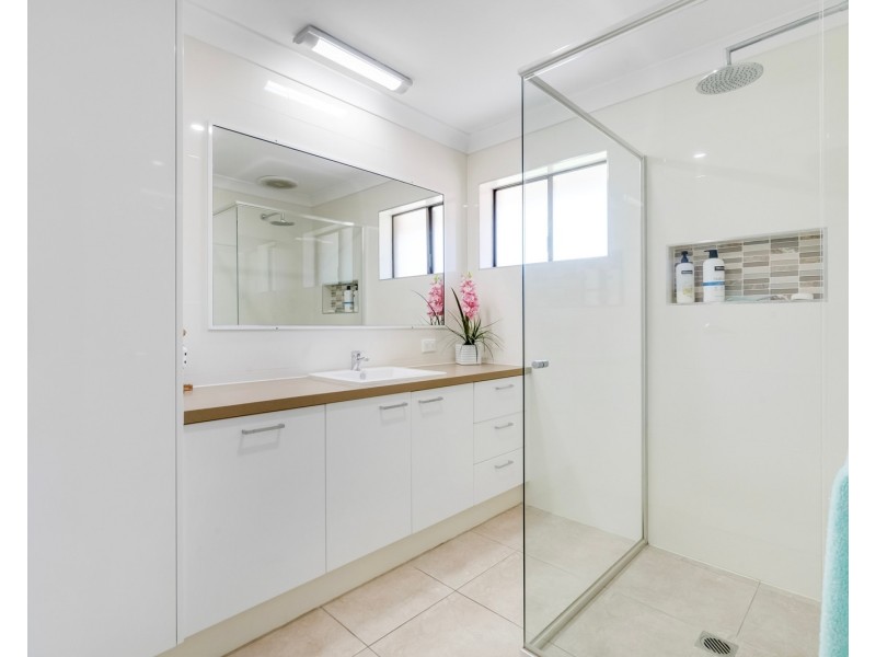 4 Taproot Place, Elanora QLD 4221