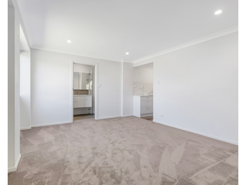 4 Taproot Place, Elanora QLD 4221
