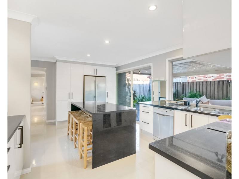 6 Thornbill Place, Burleigh Waters QLD 4220