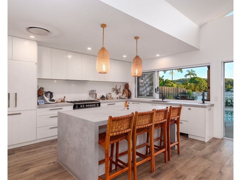4 Bradshaw Drive, Currumbin Waters QLD 4223