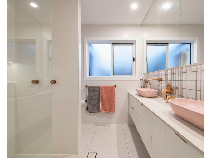 4 Bradshaw Drive, Currumbin Waters QLD 4223