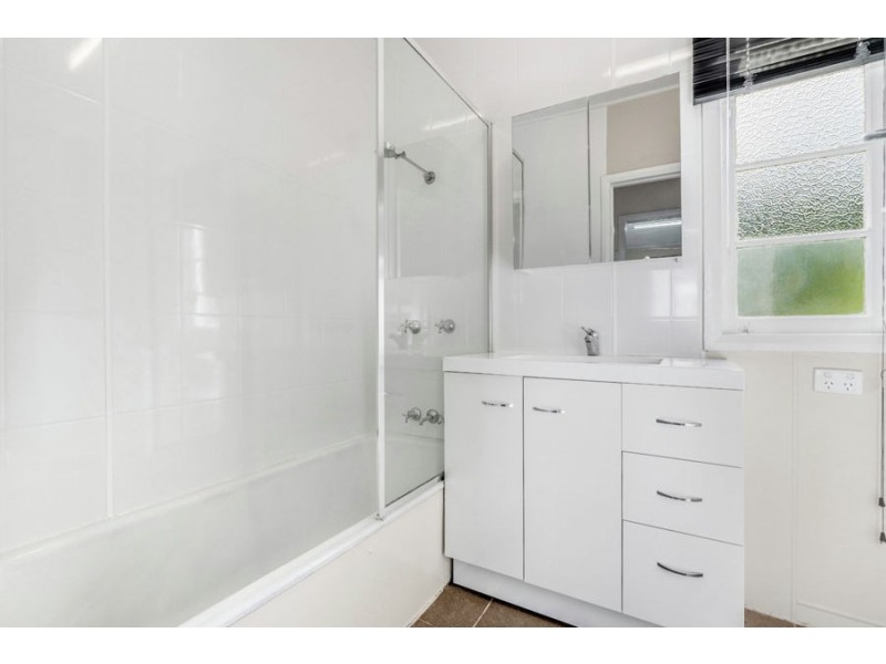 8 Harrogate Street, Woolloongabba QLD 4102
