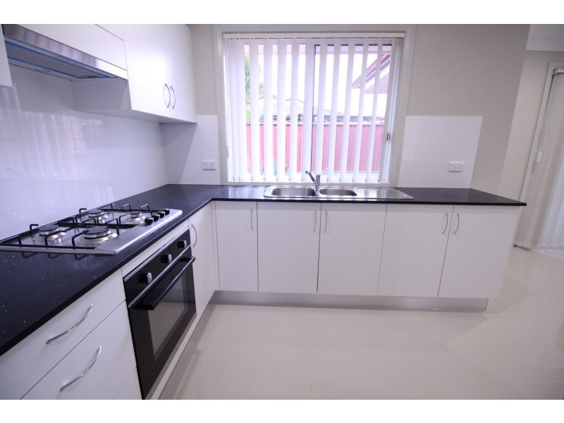 1/47 Tuncurry St, Bossley Park NSW 2176