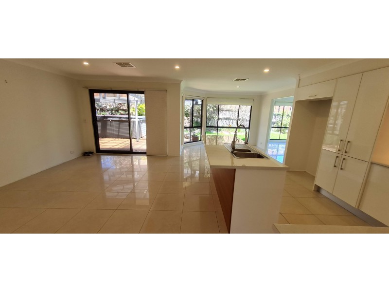 14 Brampton Dr, Beaumont Hills NSW 2155