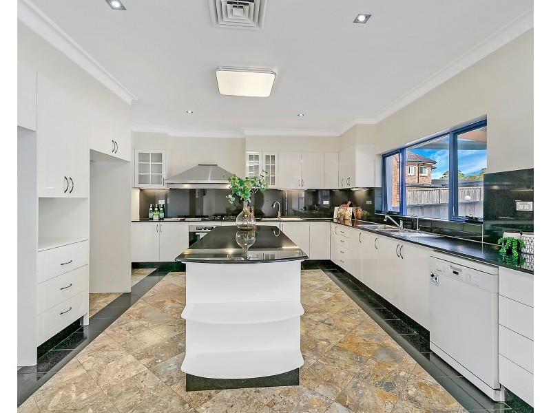 33 Strathalbyn Drive, Oatlands NSW 2117