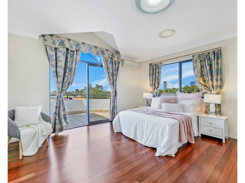 33 Strathalbyn Drive, Oatlands NSW 2117