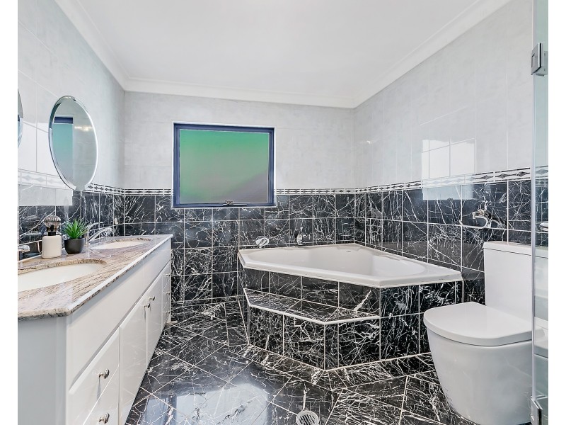 33 Strathalbyn Drive, Oatlands NSW 2117