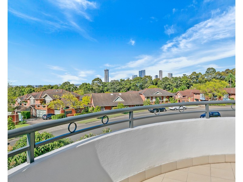 33 Strathalbyn Drive, Oatlands NSW 2117