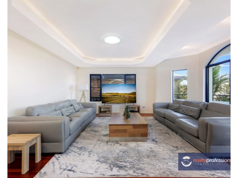 33 Strathalbyn Drive, Oatlands NSW 2117