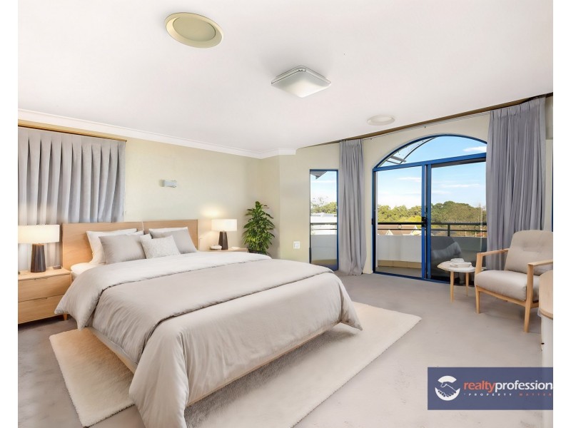 33 Strathalbyn Drive, Oatlands NSW 2117