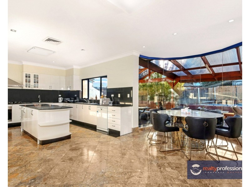 33 Strathalbyn Drive, Oatlands NSW 2117