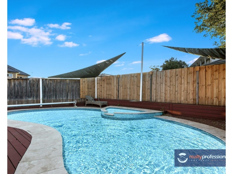 33 Strathalbyn Drive, Oatlands NSW 2117