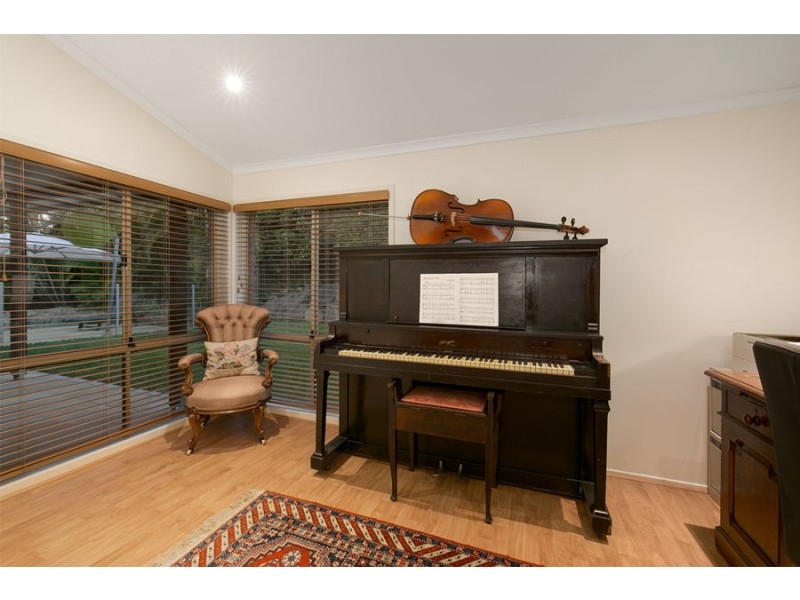 8 Tennent Street, Westlake QLD 4074