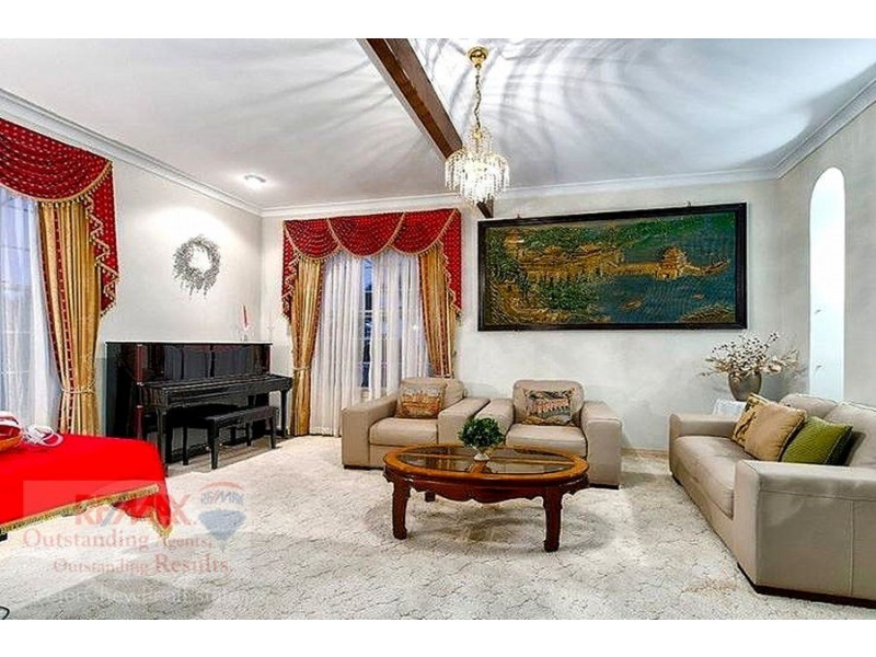 235 Mount Ommaney Drive, Mount Ommaney QLD 4074