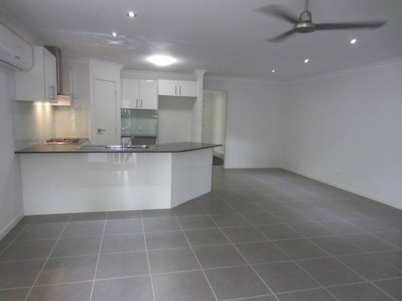 8 Greenview Street, Oxley QLD 4075