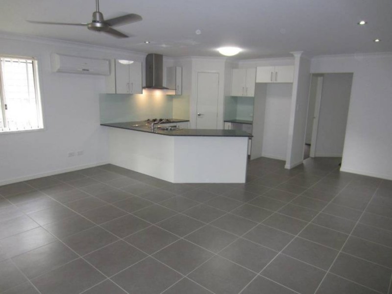 8 Greenview Street, Oxley QLD 4075