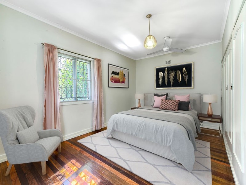 34 King Arthur Tce, Tennyson QLD 4105