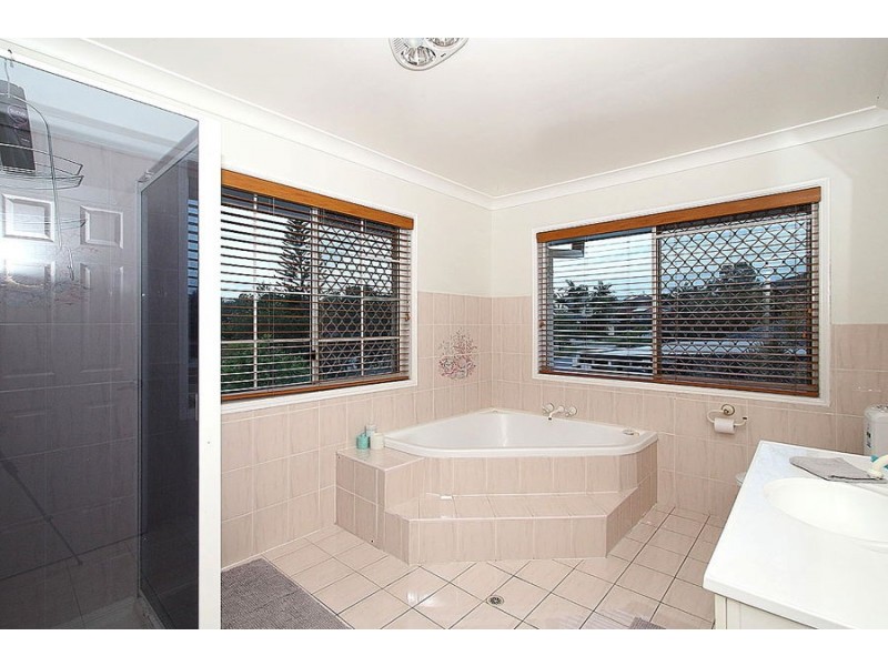 2 Parkwood Place, Middle Park QLD 4074