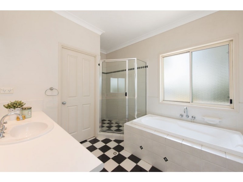 32 Eastwood Drive, Mansfield QLD 4122