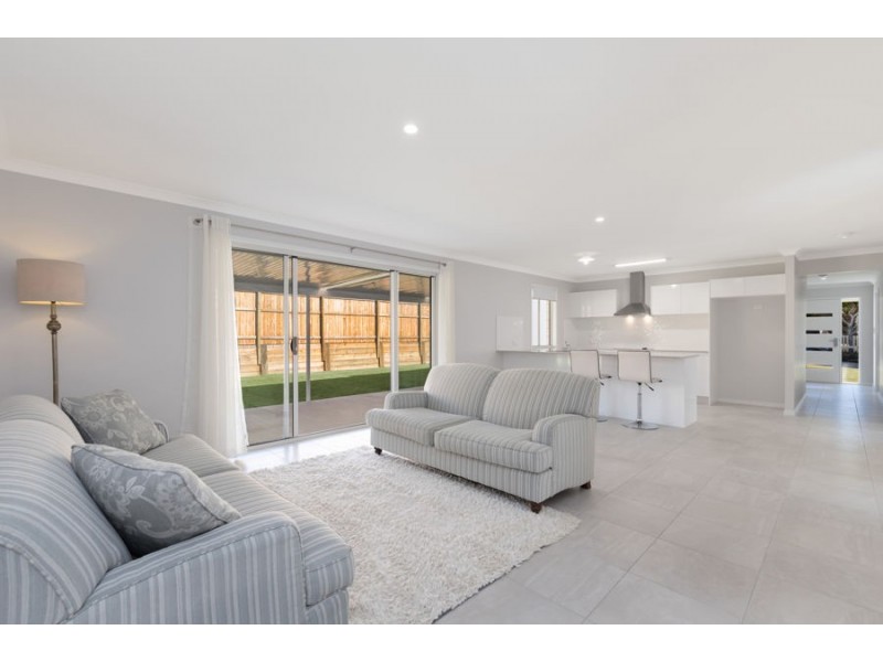 7 Diamond Street, Riverview QLD 4303