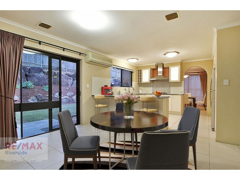 2 Blaxland Court, Mount Ommaney QLD 4074