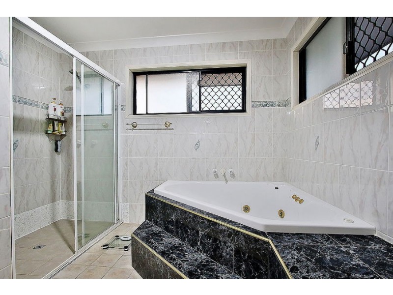 4 Daintree Place, Riverhills QLD 4074