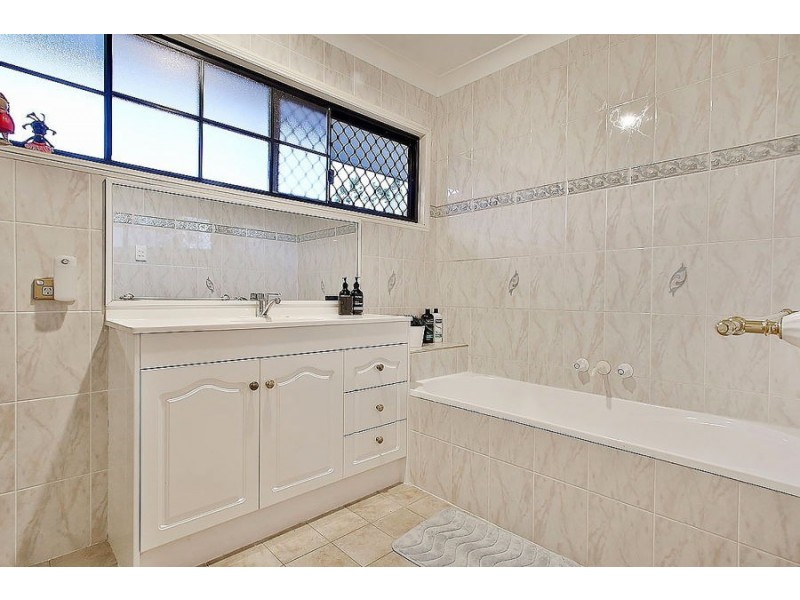 4 Daintree Place, Riverhills QLD 4074