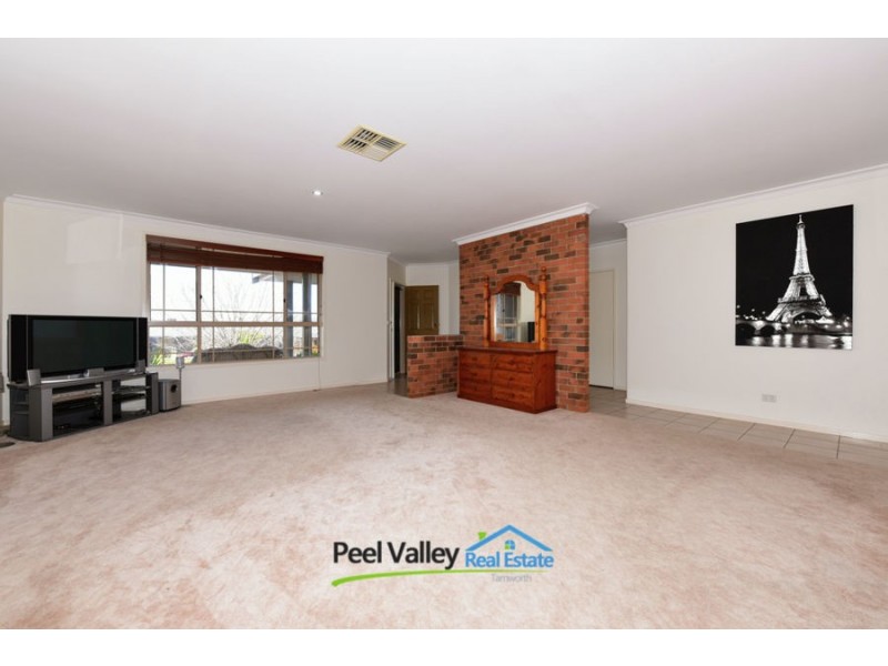 18 Overlanders Way, Tamworth NSW 2340