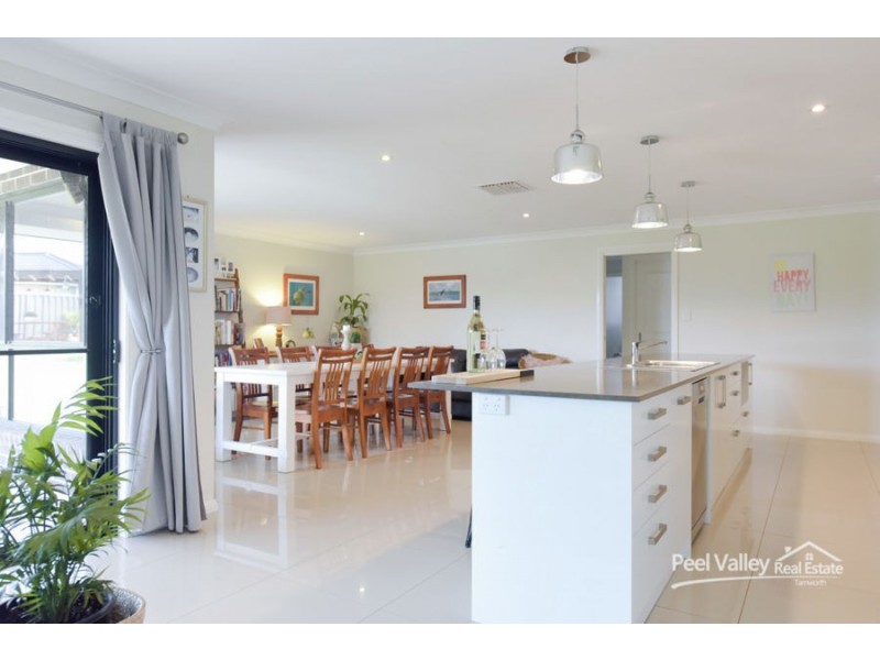 43 Warrah Drive, Tamworth NSW 2340